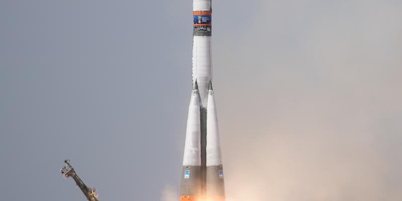 Un razzo Soyuz emerge dalla torre di lancio e trasporta una navicella Soyuz con equipaggio verso la ISS.