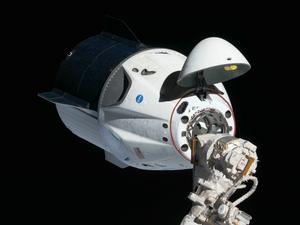 Le vaisseau spatial Crew Dragon de la société  SpaceX en approche de l'ISS pour amarrage.