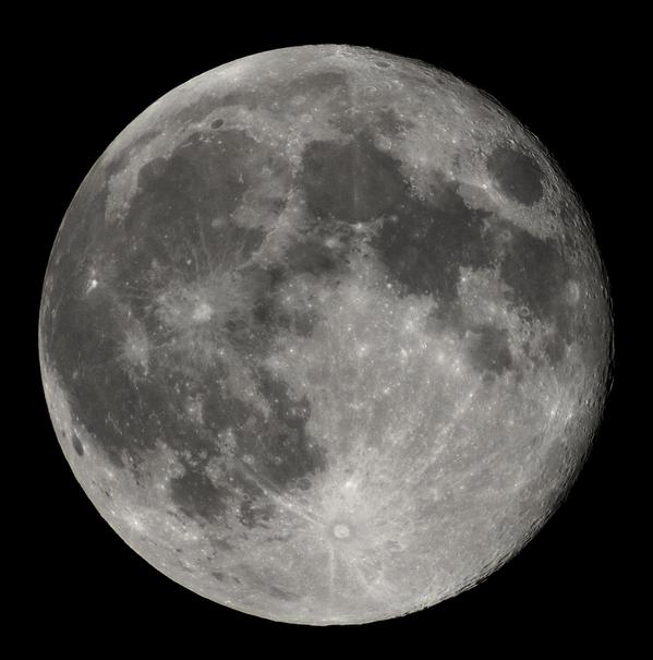 La Luna quasi piena con crateri, altopiani chiari e pianure scure