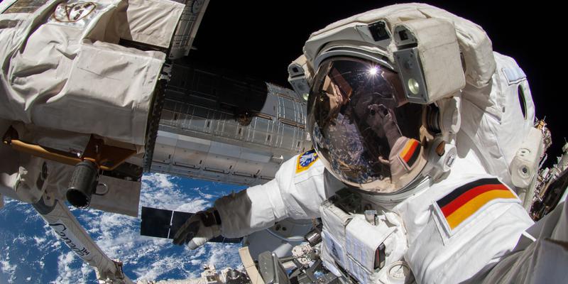 L'astronauta Alexander Gerst in tuta spaziale durante una passeggiata spaziale all'esterno della ISS.