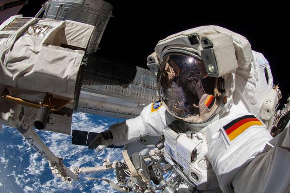 L'astronauta Alexander Gerst in tuta spaziale durante una passeggiata spaziale all'esterno della ISS.