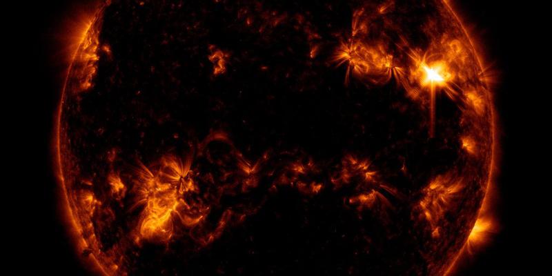 Il Sole nell'ultravioletto appare come un cerchio. Il brillamento è una macchia luminosa in alto a destra a 3/4 dal centro.