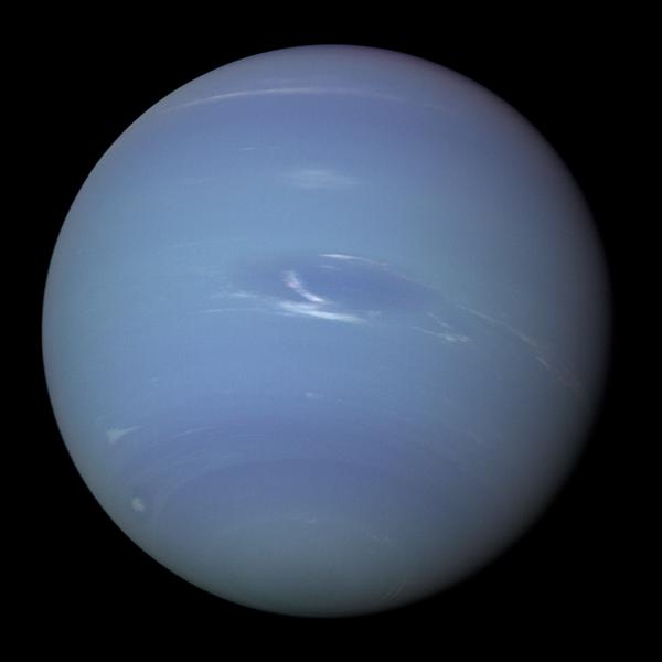 Nettuno è sferico e blu, con sottili fasce di nubi bianche e una macchia leggermente più scura appena sotto l'equatore.