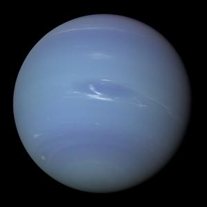 Neptune est sphérique et bleue avec de fines bandes de nuages blancs et une tâche un peu plus sombre juste sous l'équateur.