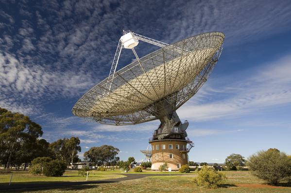 Panorama del Radiotelescopio Parks con il cielo azzurro e qualche nuvola. Il telescopio sembra un'enorme antenna parabolica.