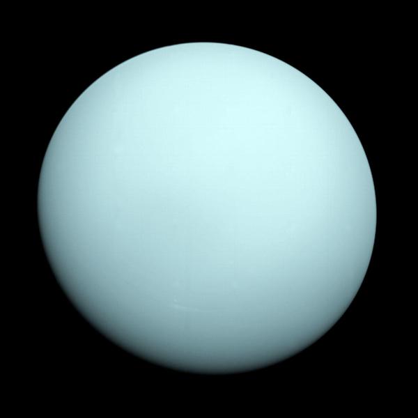 Urano mostra un aspetto uniformemente colorato di blu-verdastro