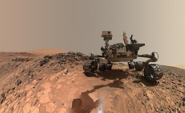 Il rover Curiosity della NASA si trova su una collina di Marte.