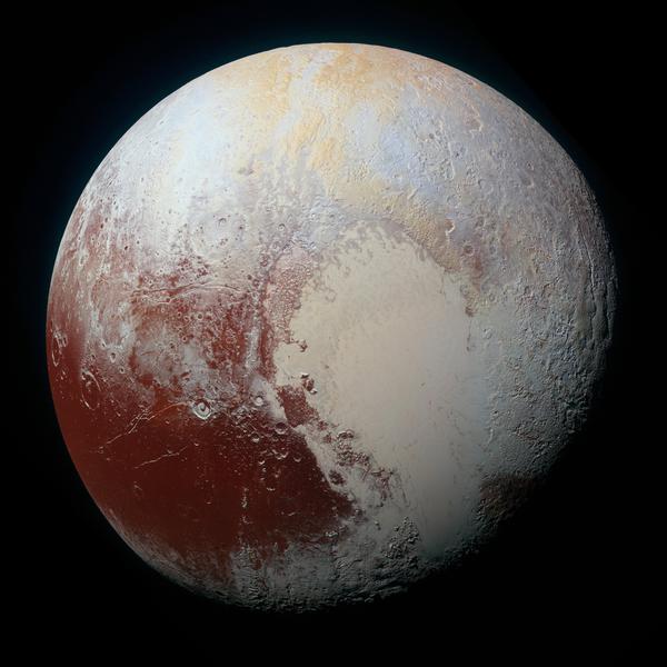 Immagine a colori potenziati che evidenzia le diverse strutture superficiali di Plutone, tra cui crateri, creste e pianure.