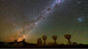 La Via Lattea corre diagonale dal basso a sinistra a in alto a destra. Diventa più orizzontale man mano che il video procede.