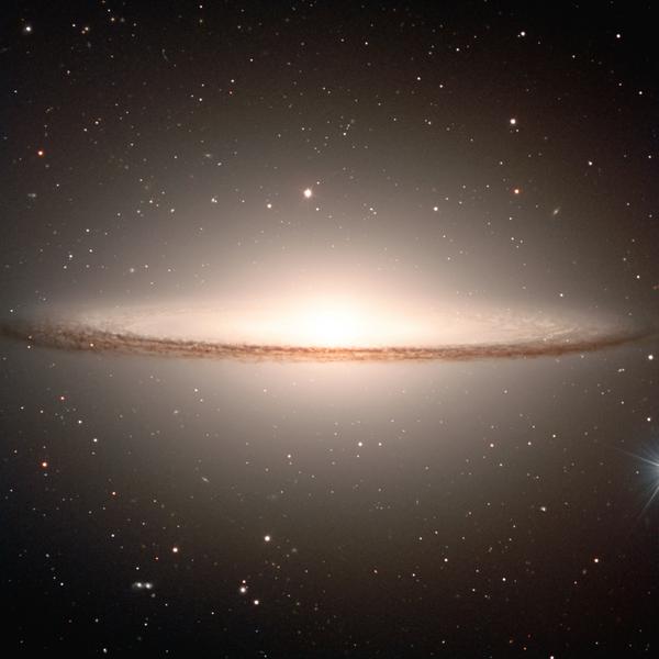 Questa galassia presenta un grande rigonfiamento circondato da un anello di polvere che crea una forma simile al sombrero