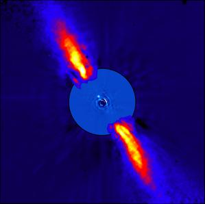 Il pianeta beta Pictoris b è un punto luminoso vicino alla stella madre, circondato da un disco caldo visto di profilo.