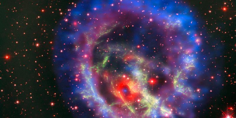 Una stella di neutroni appare come un punto blu circondato da gusci di materiali, che appaiono come anelli rossi e verdi.