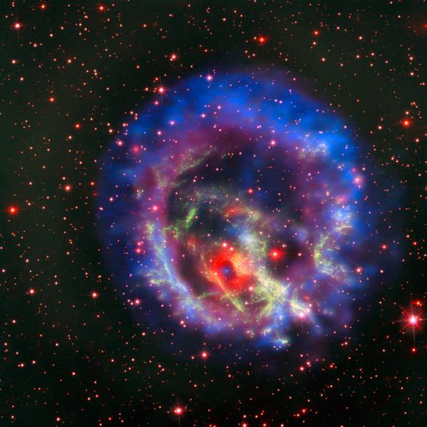 Una stella di neutroni appare come un punto blu circondato da gusci di materiali, che appaiono come anelli rossi e verdi.