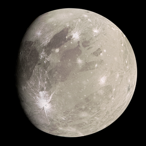 Nahaufnahme von Ganymed, dem größten Mond des Jupiter, die seine kraterübersäte, eisige Oberfläche mit markanten Gebirgskämmen und Furchen zeigt.