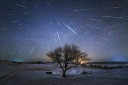 Le striature luminose create dalle meteore si allontanano da un punto del cielo stellato