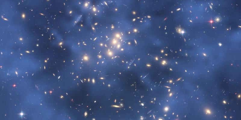 Misure di come la gravità distorce la luce nell'ammasso di galassie ZwCl0024+1652, mostra un "anello" blu di materia oscura