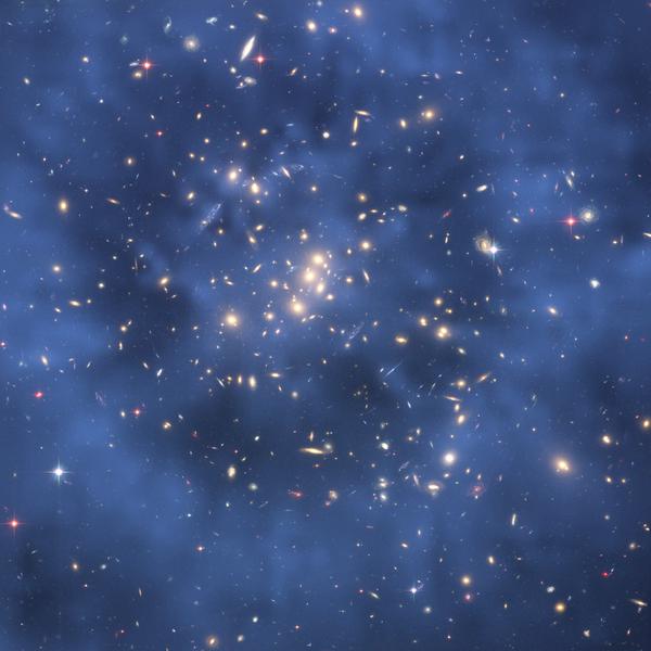 Misure di come la gravità distorce la luce nell'ammasso di galassie ZwCl0024+1652, mostra un "anello" blu di materia oscura