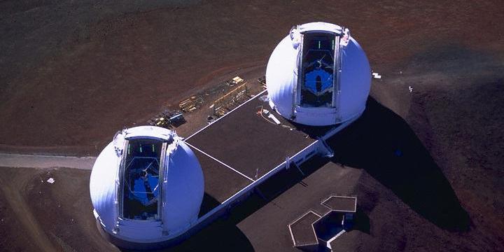 I due telescopi Keck visti dall'alto. Le cupole sono aperte e sono visibili all'interno gli specchi dei telescopi.