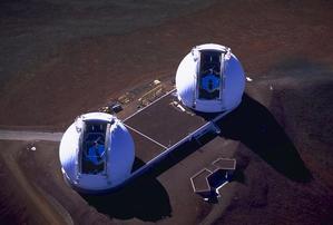 Les deux télescopes Keck vus d'en haut. Les dômes sont ouverts et les miroirs des télescopes sont visibles à l'intérieur.