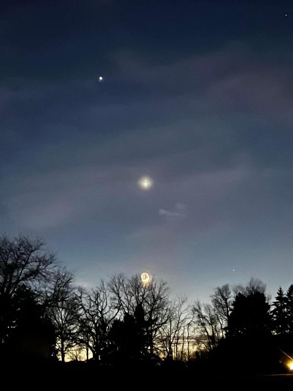 Tre oggetti luminosi nel cielo, uno in alto a sinistra, uno al centro e uno in basso al centro.