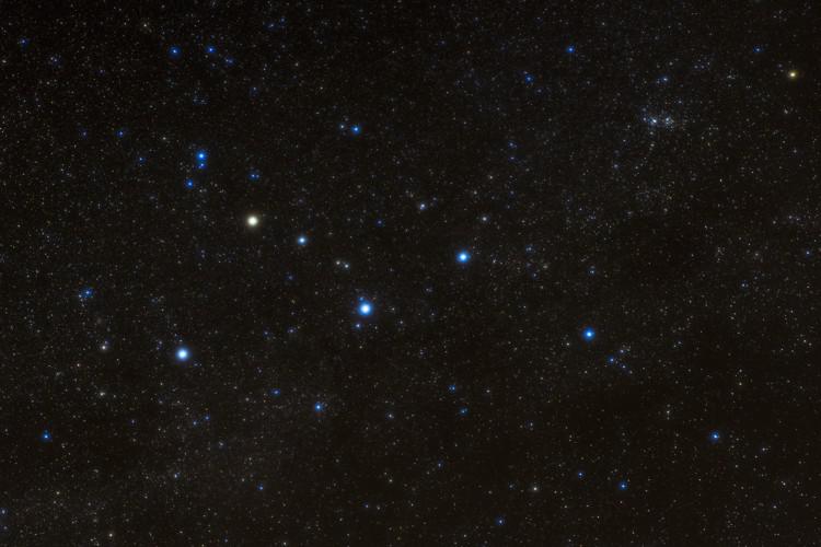Cinque stelle luminose tratteggiano la forma della lettera M.