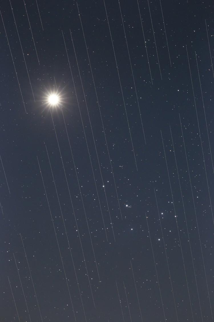 Le strisce luminose formano barre verticali, coprendo il cielo stellato.