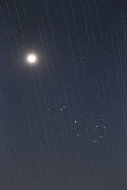 Le strisce luminose formano barre verticali, coprendo il cielo stellato.