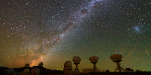 La Via Lattea corre diagonale dal basso a sinistra a in alto a destra. Diventa più orizzontale man mano che il video procede.