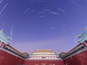 Ein traditionelles chinesisches Gebäude. Oben bilden die Streifen der Sterne ein kreisförmiges Muster um den Polarstern.