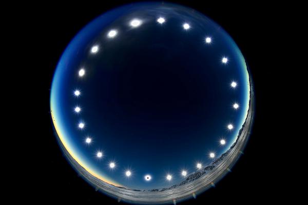 24 immagini del Sole sul bordo di un'immagine circolare. Nell'immagine più bassa, un cerchio nero copre il centro del Sole.