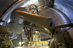 Il telescopio Hale, installato all'interno della grande cupola dell'osservatorio, mostra il suo imponente tubo ottico e la struttura portante.